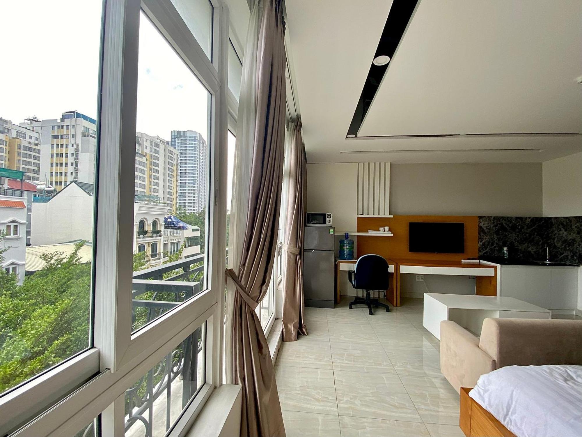 Pine Tree Apartment *